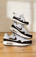 SHOP AIR MAX
