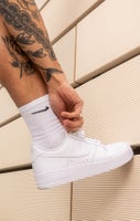 SHOP NIKE