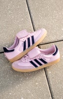 SHOP WOMEN'S SHOES