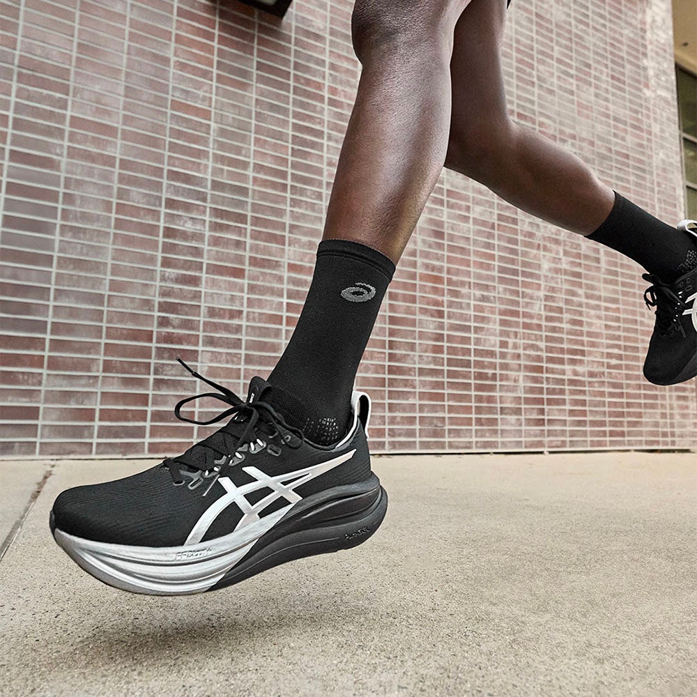 RUN WITH PLATINUM POWER. Elevated design meets high‑energy cushioning in the GEL-NIMBUS 28 Platinum. SHOP ASICS