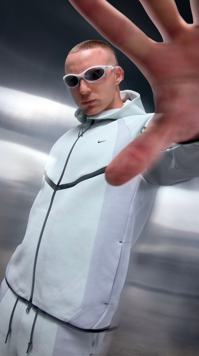 TECH FLEECE ICON A premium Nike staple delivering lightweight warmth with a modern edge. SHOP THE STYE