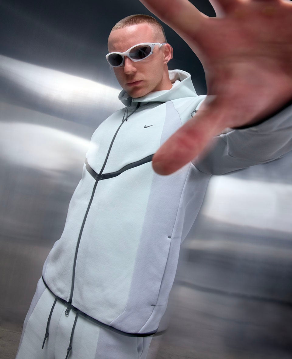 TECH FLEECE ICON A premium Nike staple delivering lightweight warmth with a modern edge. SHOP THE STYE