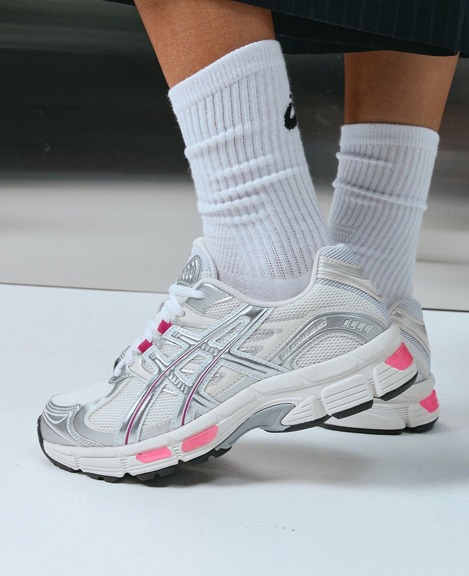 GEL-STRATUS™ MC ASICS performance-inspired design gets a fresh finish with bold pink accents that pop. SHOP THE STYLE