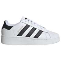 Black and white 2024 adidas superstars footlocker