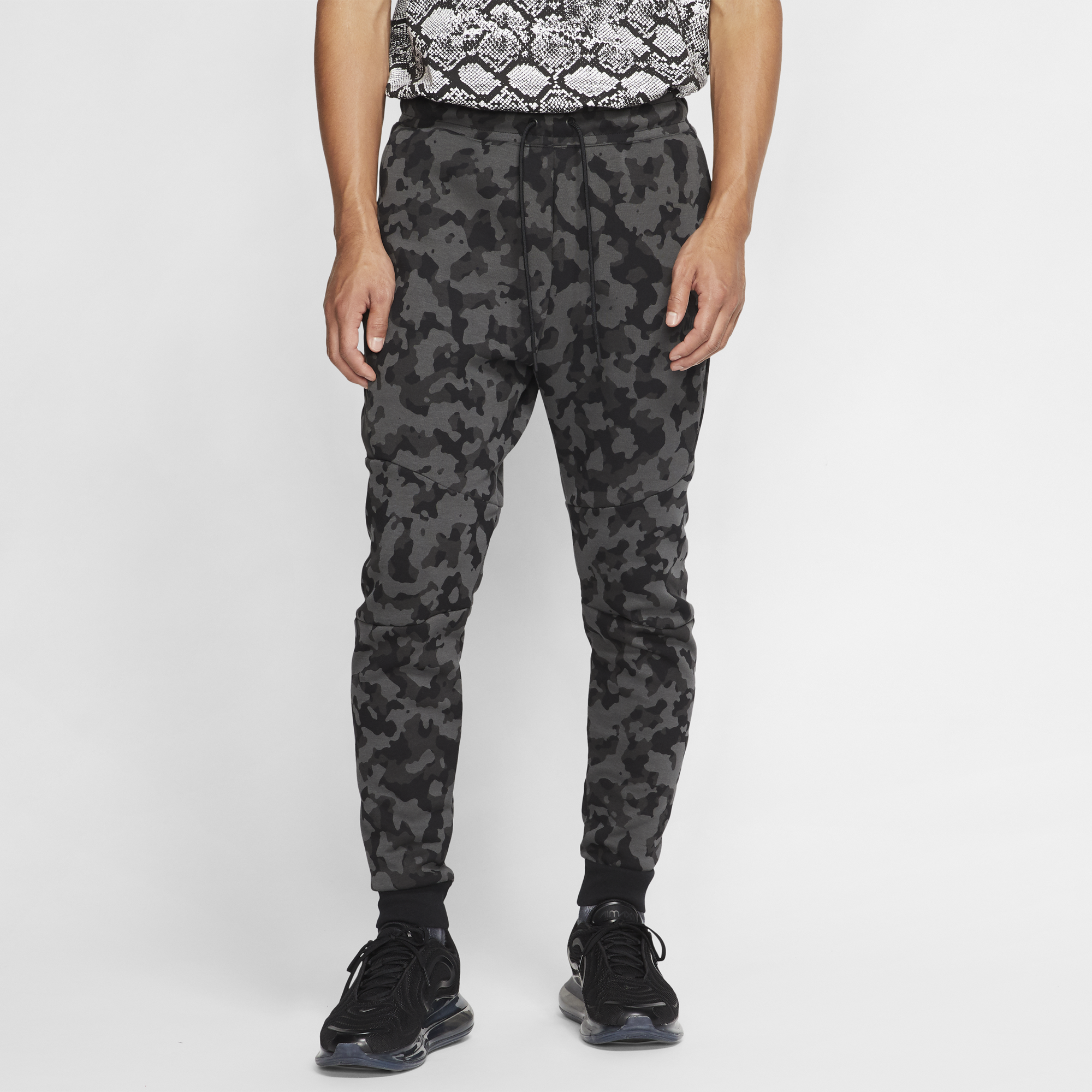 nike black camo joggers