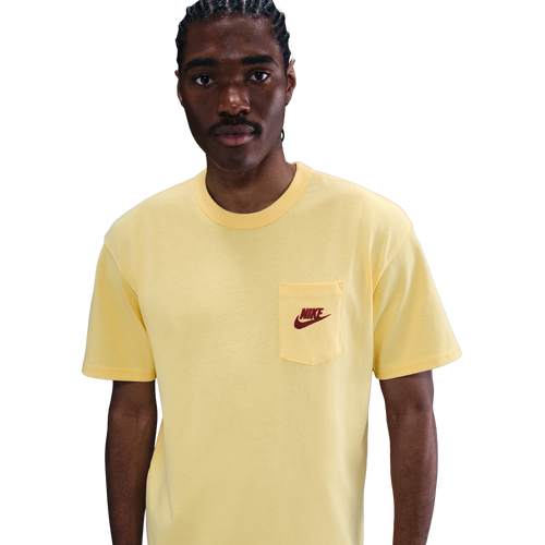 MENS - Nike NSW TEE SEASONAL PREMIUM ESSENTIALS POCKET - Soft Yellow