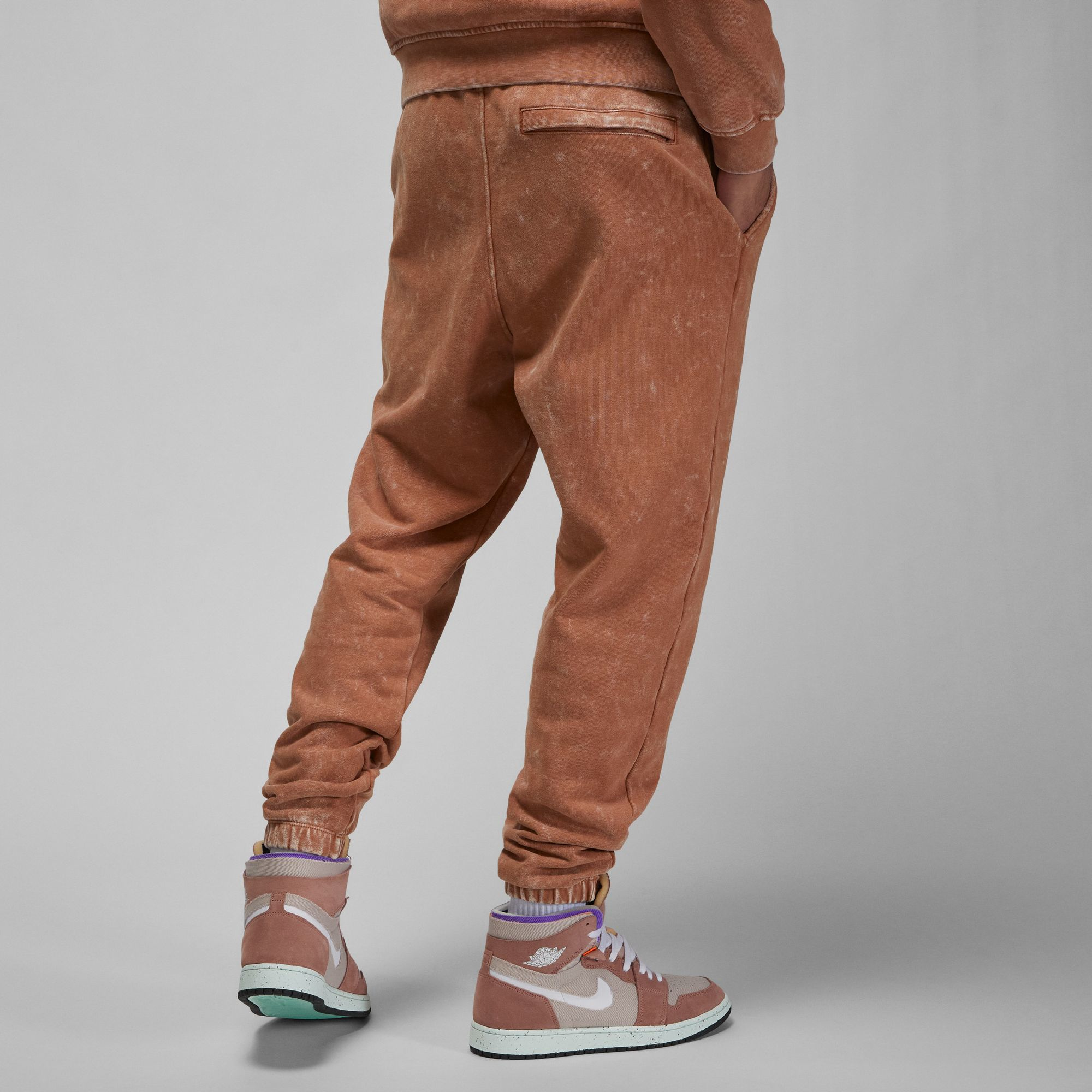 Jordan Men Essential Statement Fleece Pants (mineral clay)