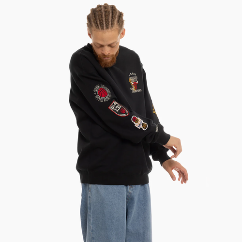 Mitchell & Ness Accolade Chicago Bulls Crew Image 3 of 4. Tap to open photo gallery.