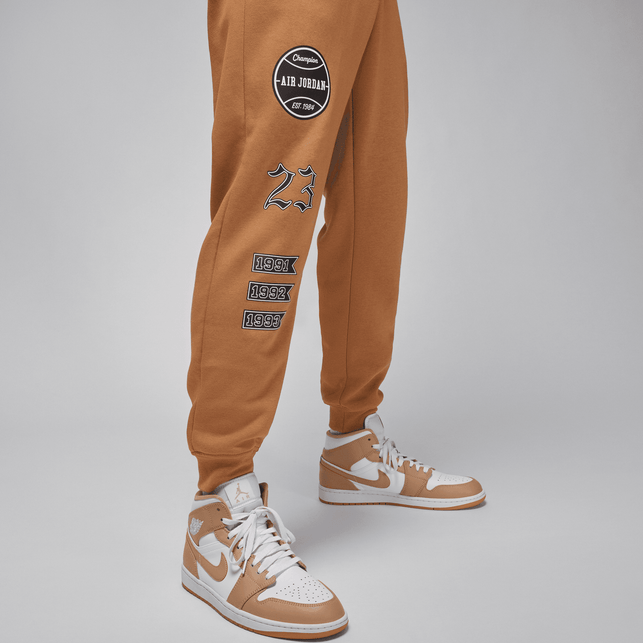 Jordan Essentials Member Fleece Pant Image 5 of 6. Tap to open photo gallery.