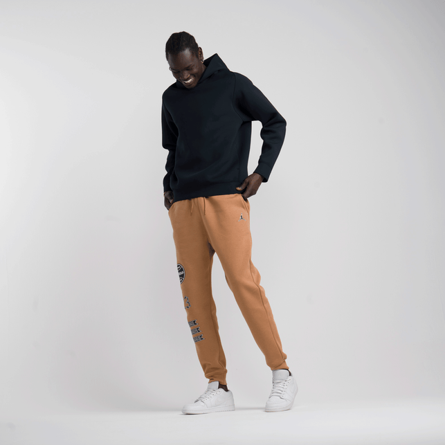 Jordan Essentials Member Fleece Pant Image 6 of 6. Tap to open photo gallery.
