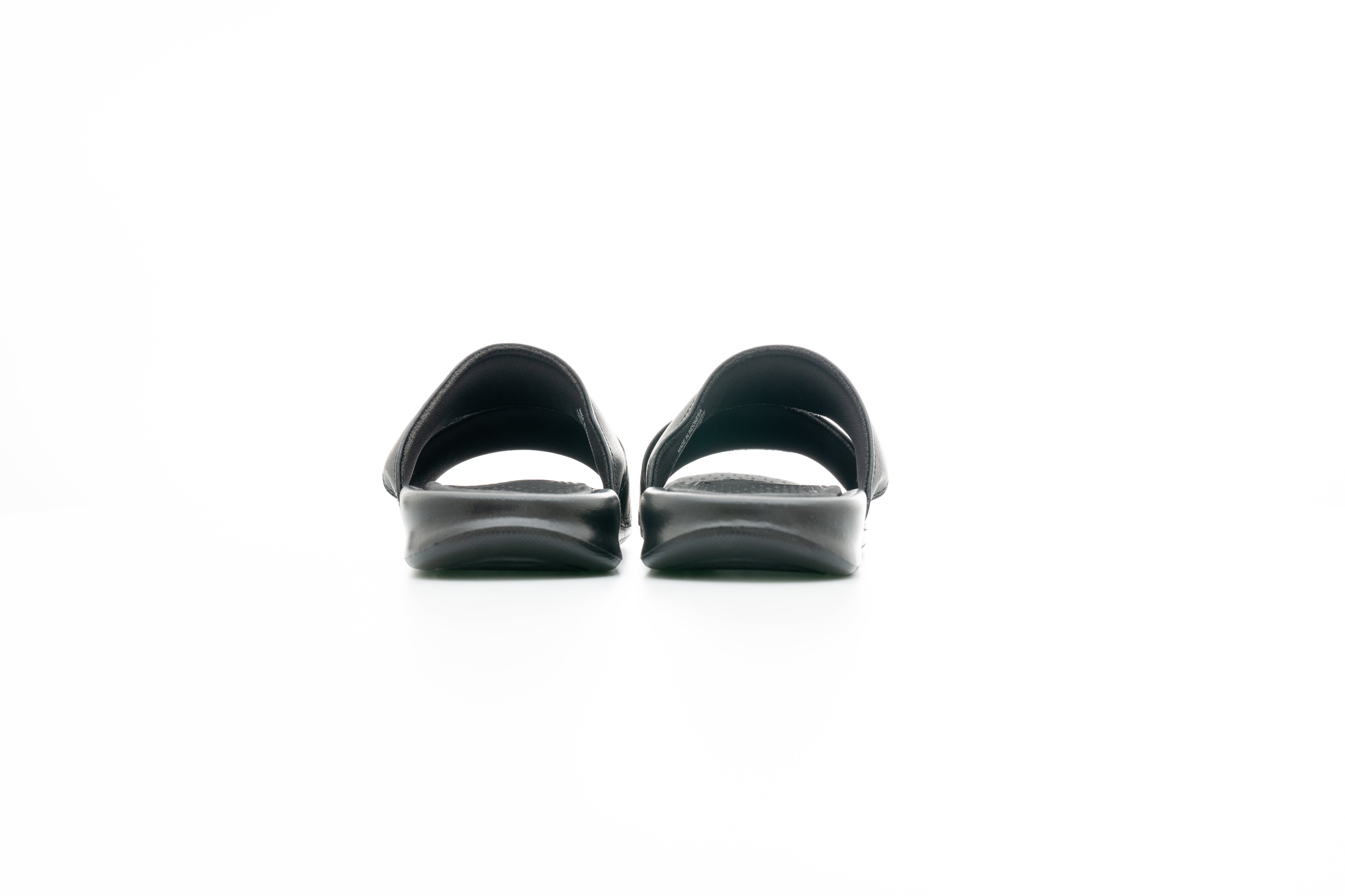 nike benassi slides footlocker