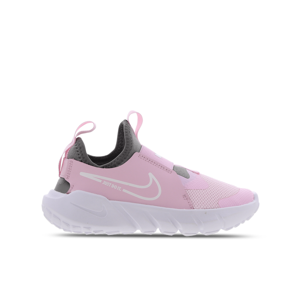 Artikel klicken und genauer betrachten! - Spaß-Modus on   Lass deine Kleinen den ultimativen Komfort des Nike Flex Runner 2 genießen und mach ihnen die Spielzeit noch angenehmer. Diese Slip-Ons sind dank des elastischen Bootie-Designs bequem zu tragen und eignen sich perfekt für deine quirligen Kids. Die weichen Seiten aus Leder fühlen sich angenehm an, während das Mesh im Zehenbereich kleine Füße schön luftig hält. | im Online Shop kaufen
