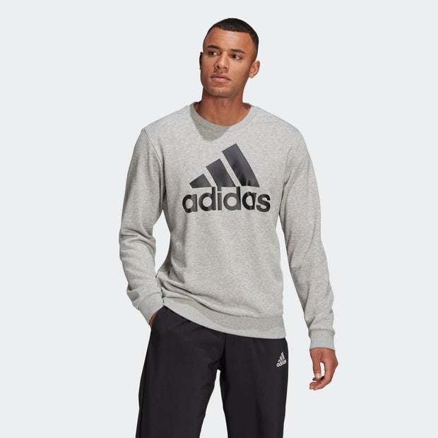 Artikel klicken und genauer betrachten! - Dieses zeitlose Sweatshirt mit Rundhalsausschnitt passt zu allem, was du im Kleiderschrank hast. Mit dem auffälligen Logo zeigst du deine Begeisterung für adidas. Außerdem hält dich das kuschelige Fleece-Material angenehm warm – perfekt zum Chillen auf der Couch oder nach spontanen Matches. Regulär geschnitten. Rundhalsausschnitt. 53 % Baumwolle / 36 % recycelter Polyester / 11 % Viskose (Fleece). Bündchen und Saum gerippt. | im Online Shop kaufen