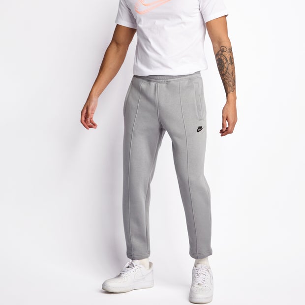 Artikel klicken und genauer betrachten! - Nike Trend Open Hem Pant - Herren Hosen - XL - Grau - Baumwoll-Fleece jetzt bestellen. Um die begehrtesten Turnschuhe, Trainingsanzüge, Rucksäcke und mehr als Erster zu ergattern, werfen Sie einen Blick auf das gesamte Online-Sortiment. | im Online Shop kaufen