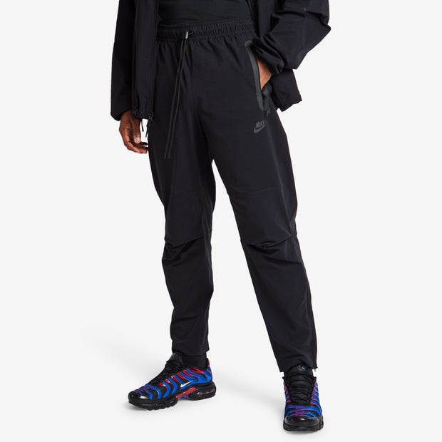 Image of Nike Tech Woven male Pantaloni - Nero - Foot Locker035