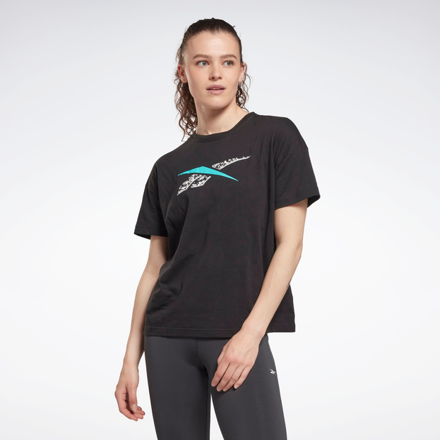 Artikel klicken und genauer betrachten! - Zeig dich von deiner wilden Seite mit diesem Reebok Frauen-T-Shirt. Es ist aus weichem Baumwolljersey und locker geschnitten für Komfort im Alltag. Auf der Brust prangt ein großes Vektor-Logo mit von der Natur inspiriertem Camouflage-Print. Die Baumwolle für unsere Produkte stammt komplett aus nachhaltigem Anbau und mindestens 50 % davon ist Better Cotton. | im Online Shop kaufen