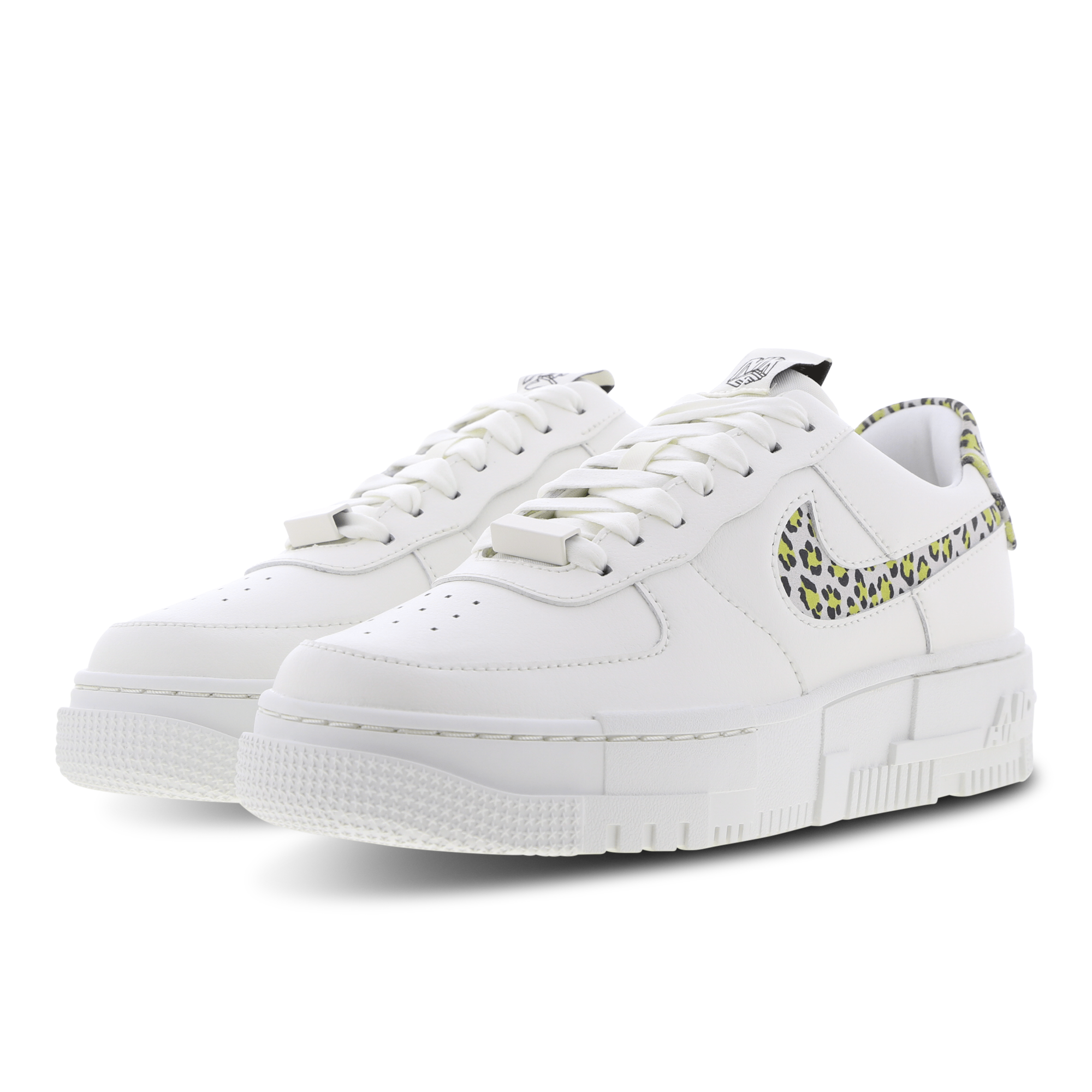 Artikel klicken und genauer betrachten! - Bestimme das Spiel   Lass deine Zweifel hinter dir und geh deinen eigenen Weg mit dem Nike Air Force 1 Pixel. Der Sneaker wurde vom legendären Basketballschuh inspiriert, ist aber perfekt für Erlebnisse abseits des Platzes geeignet. Das Obermaterial aus festem Leder ergibt mit seinen klaren Linien einen klassischen Look. Die Air Force 1-Zwischesohle verfügt über pixelierte Ösen für eine aufrechte Haltung. | im Online Shop kaufen